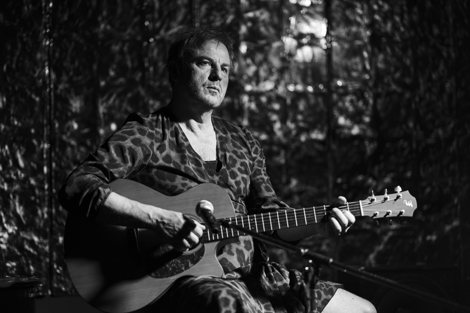Szene aus NUR FÜR VERRÜCKTE – Gitarrenspiel auf der Bühne