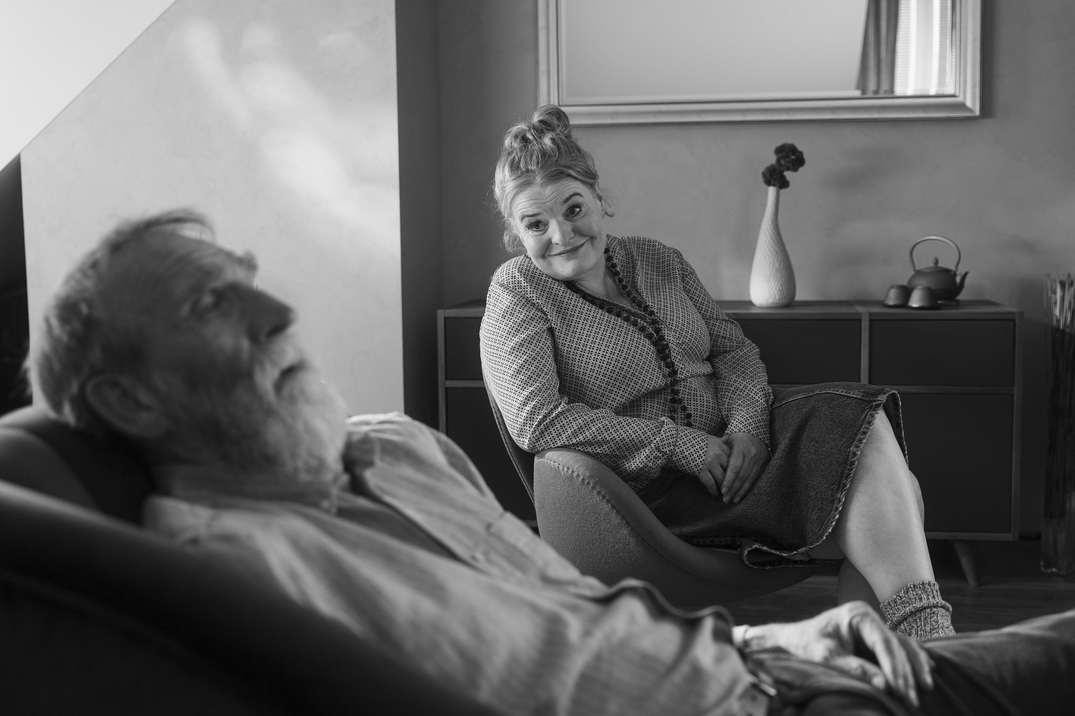 Szene aus NUR FÜR VERRÜCKTE – Wohnzimmer